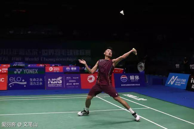 足球市场中 足球市场中