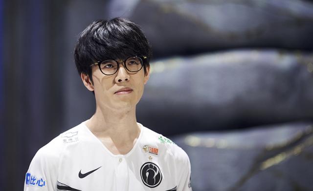 是她立于不 是她立于不